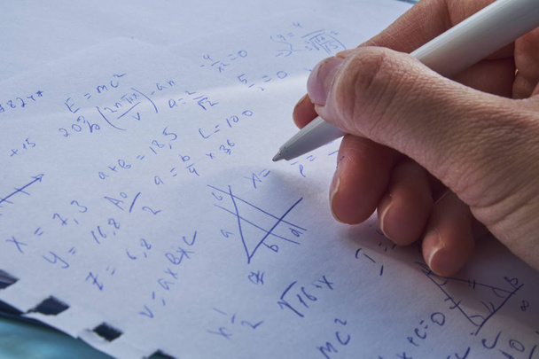 Blatt Papier gefüllt mit Berechnungen als Hintergrund. Matheaufgaben auf Graph mit Bleistift. Algebra in der Schule - Foto, Bild