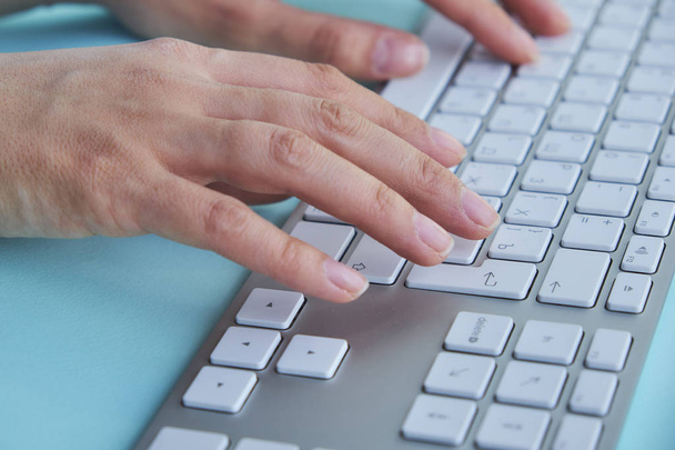 Manos femeninas o trabajadora de oficina escribiendo en el teclado
 - Foto, Imagen