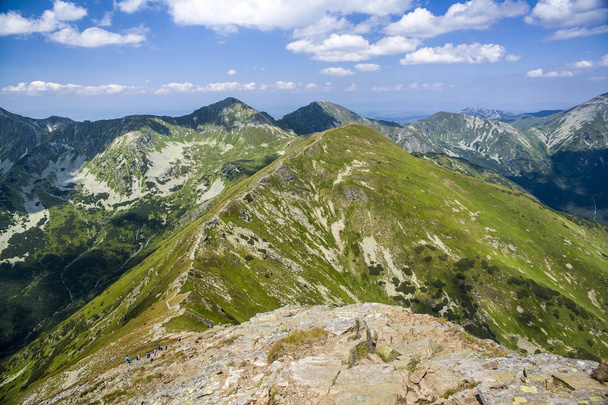 Szlak górski na Baraniec, jeden z najwyższych szczytów Tatr Zachodnich, Słowacja. Słowackie Tatry piękne krajobrazy na drodze do Chaty górskie. - Zdjęcie, obraz