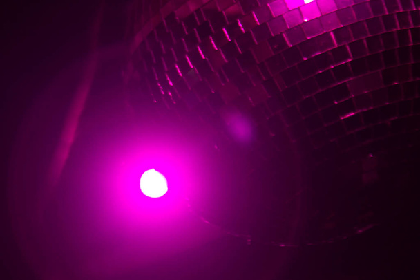 Μπάλα καθρέφτης που αντικατοπτρίζει ροζ ακτίνα του φωτός. - Φωτογραφία, εικόνα