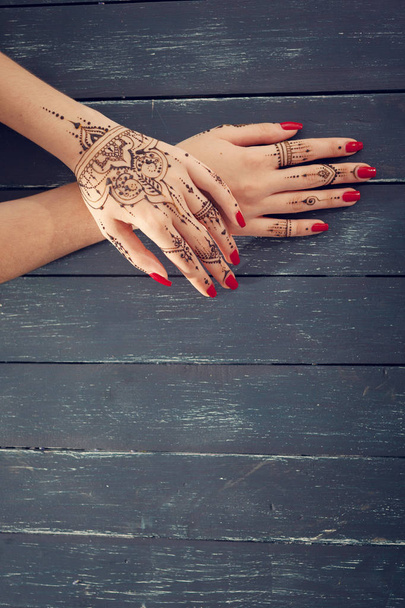 Red manicured hands with Mehndi  - Fotoğraf, Görsel