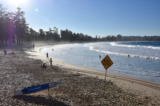sydney, australien - 5. jul 2018. ein schild lautet beach closed. Keine Schwimmfahne am Strand nach Sturm. - Foto, Bild