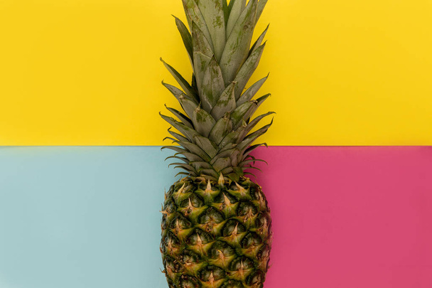 Φρούτα ανανά σε φωτεινό κίτρινο φόντο ελάχιστη καλοκαίρι έννοια των τροφίμων - Φωτογραφία, εικόνα