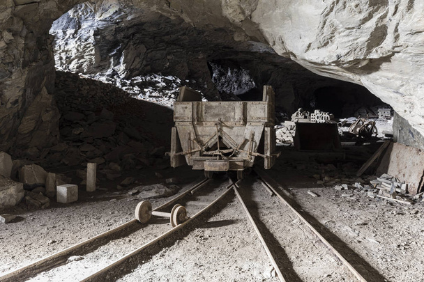 Důlní vozík v tunelu opuštěný vápencový lom ve Švýcarsku - Fotografie, Obrázek