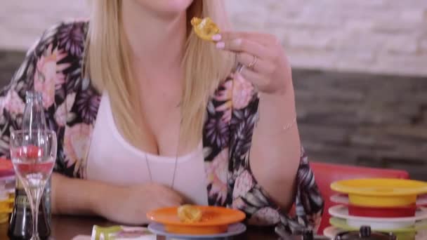 Running Sushi ravintolan ihmiset nauttivat aasialaista ruokaa baarista
 - Materiaali, video