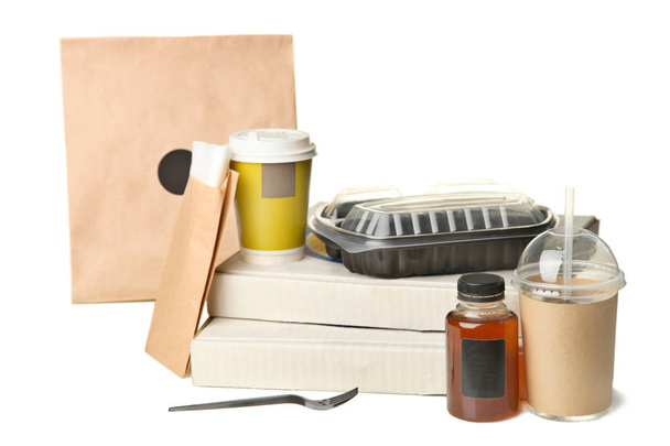 Csomagolás étkezés csomagok és ételhordók elszigetelt fehér. Koncepció ÉTELFUTÁR. - Fotó, kép