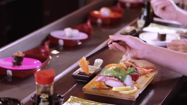 Sushitól pálcika egy ázsiai étterem - zár-megjelöl szemcsésedik - Felvétel, videó
