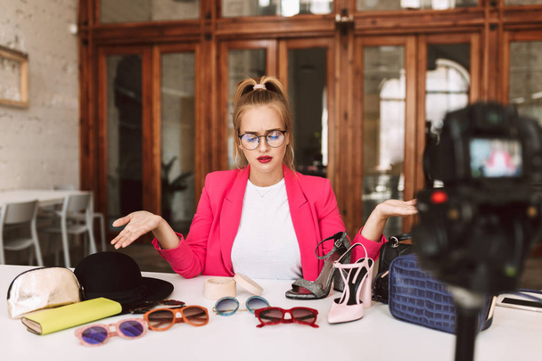 Zklamaná dívka v brýle a růžová bunda nahrávání nové módní video pro vlog  - Fotografie, Obrázek