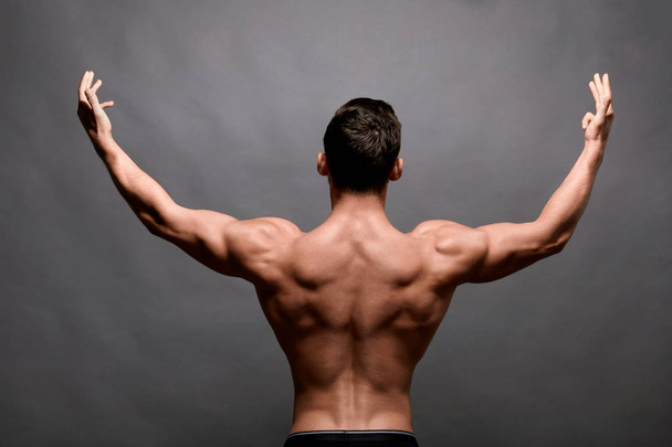 Sexy strong bodybuilder. Bodybuilder man with perfect big muscles. - Foto, Bild