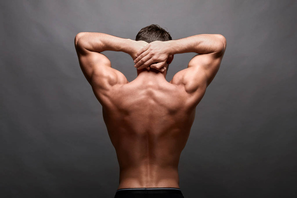 Sexy strong bodybuilder. Bodybuilder man with perfect big muscles. - Фото, зображення