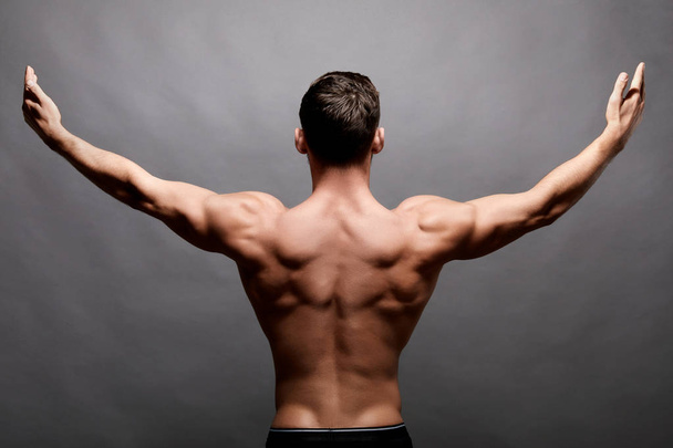Sexy strong bodybuilder. Bodybuilder man with perfect big muscles. - Foto, Bild