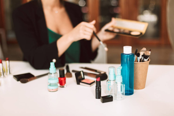 Nahaufnahme Beauty-Bloggerin mit Lidschatten-Palette und Make-up-Pinsel in den Händen im Gespräch über kosmetische Produkte Aufnahme neuer Video - Foto, Bild