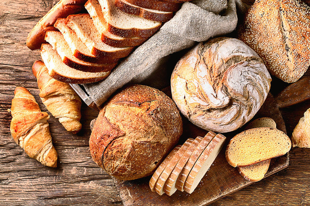 Frissen sült kenyér rusztikus fa háttér - Fotó, kép