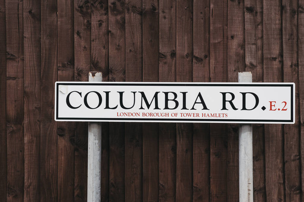 Metal Columbia Road katukyltti puuaitaa vastaan Lontoossa, Yhdistyneessä kuningaskunnassa
. - Valokuva, kuva