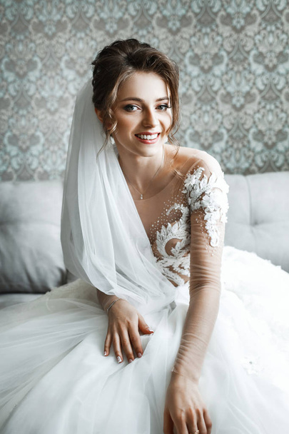Closeup portrait of young gorgeous bride. Portrait of beautiful bride, morning preparations. - Foto, Bild