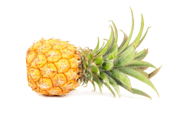 köstliche Mini-Frucht-Ananas isoliert auf weißem Hintergrund - Foto, Bild