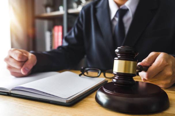 Adalet ve hukuk kavramı. Erkek Yargıç bir mahkemede tokmak, çalışma, dijital tablet bilgisayar yerleştirme klavye, Gözlük, ahşap masa  - Fotoğraf, Görsel