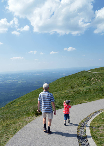 Dědeček a vnuk chodí společně - Fotografie, Obrázek