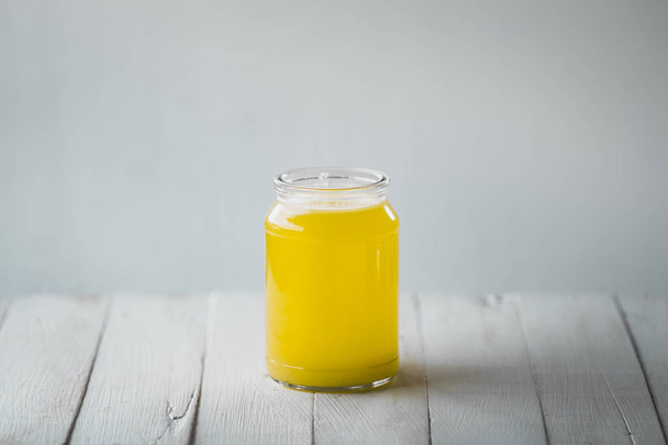 Succo d'ananas In una bottiglia di vetro Fondo in legno bianco
 - Foto, immagini