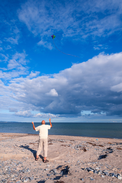 Volare con un aquilone sulla spiaggia - Foto, immagini