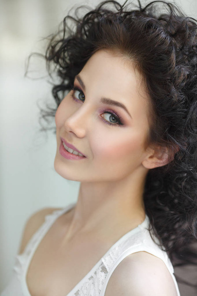 Portrait of a beautiful brunette with a delicate make-up. - Fotoğraf, Görsel