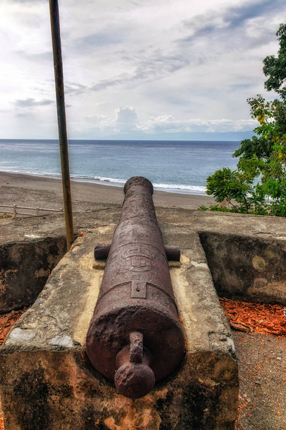 Dili, Timor Oriental: detalle antiguo cañón portugués por la playa de la ciudad
 - Foto, Imagen