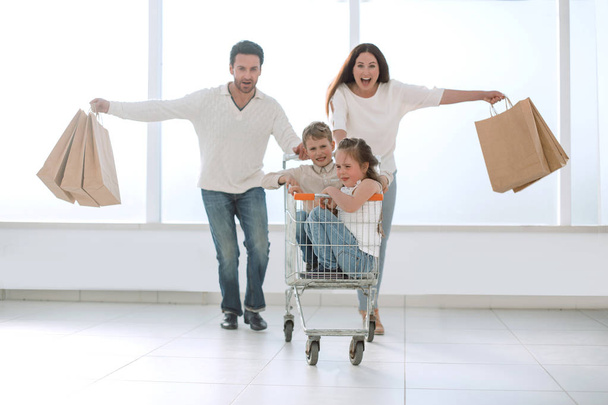 happy parents with children go shopping - Foto, afbeelding