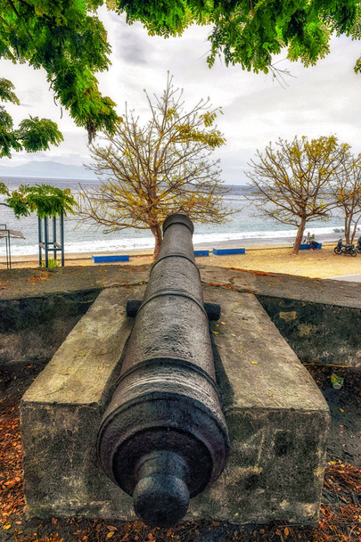 ディリ、東ティモール: 古いポルトガルの大砲詳細シティー ビーチ - 写真・画像