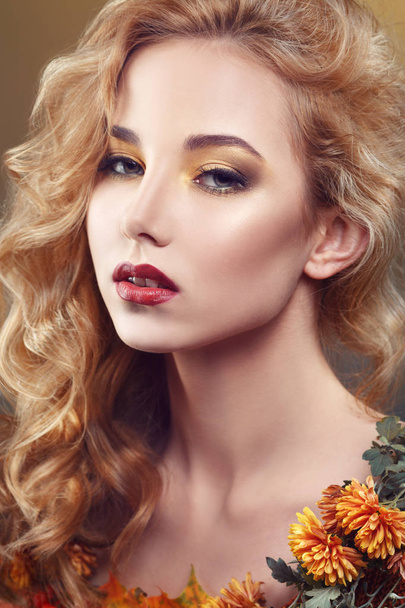 Autumn beauty portrait of a beautiful young girl with golden make-up - Foto, Bild