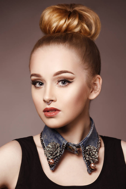 Beauty fashion portrait of a beautiful young blonde woman with bright makeup and pierced nose. - Fotoğraf, Görsel