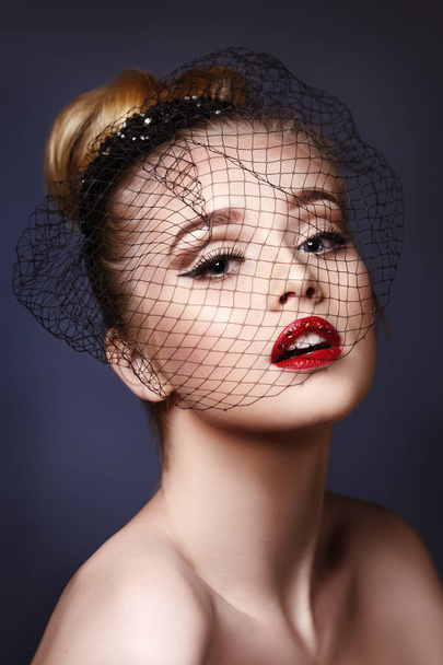 Fashion beauty portrait of elegant woman with bright makeup and a veil on his face. - Zdjęcie, obraz