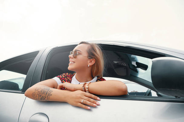 Молодая женщина наслаждается поездкой на машине
 - Фото, изображение