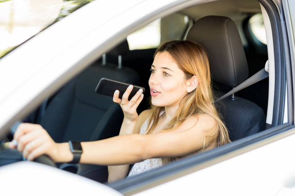 Araba ve cep telefonuyla konuşurken güzel beyaz kadın - Fotoğraf, Görsel