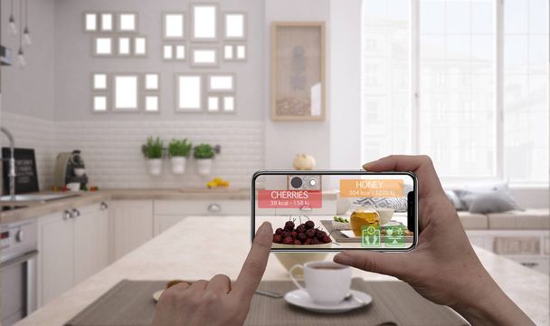 拡張現実感の概念。デジタル タブレット スマート フォン使用健康的な朝食のカロリーの情報をチェックする Ar アプリケーションを持っている手 - 写真・画像
