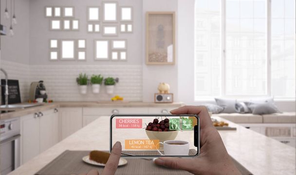 拡張現実感の概念。デジタル タブレット スマート フォン使用健康的な朝食のカロリーの情報をチェックする Ar アプリケーションを持っている手 - 写真・画像