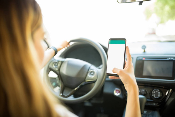Hand einer Autofahrerin mit GPS-Navigator auf ihrem Smartphone, um den kürzesten Weg zum Ziel zu finden - Foto, Bild