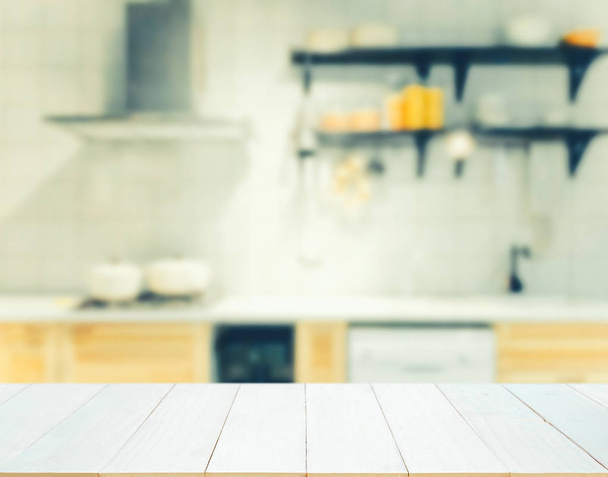 Puinen pöytälevy hämärtyneellä keittiön taustalla - Valokuva, kuva