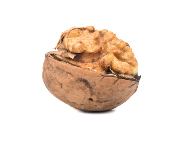 Свежие грецкие орехи открыты пополам на белом фоне
 - Фото, изображение