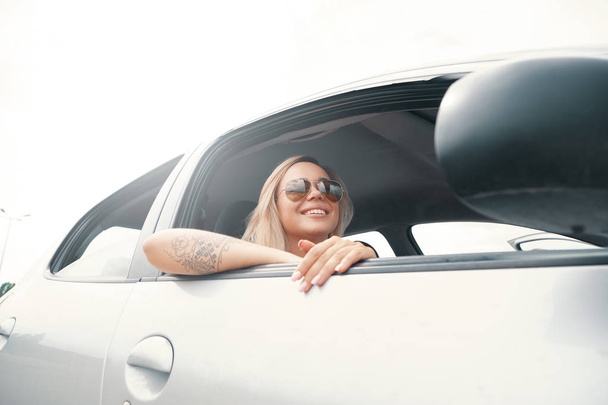 Молодая женщина наслаждается поездкой на машине
 - Фото, изображение