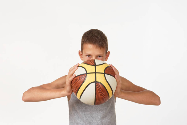 підліток з баскетболом на білому тлі
 - Фото, зображення