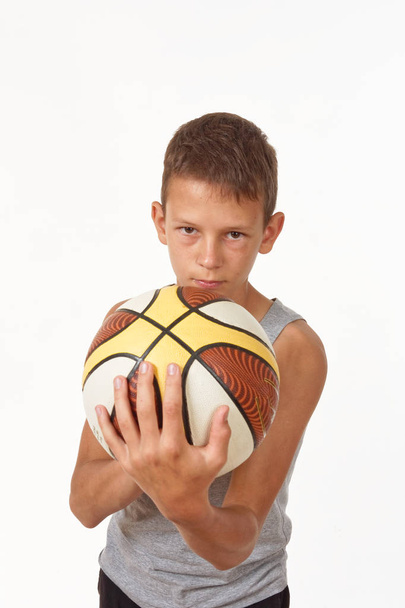 підліток з баскетболом на білому тлі
 - Фото, зображення