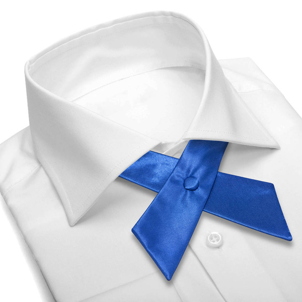 Синя атласна кросоверна уніформа краватка з білою сорочкою ізольована на білому тлі. Колекція консорціумів
 - Фото, зображення