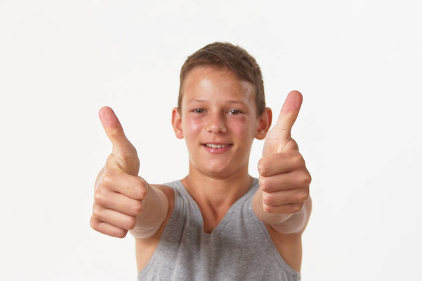 gri gömlekli bir genç. duyguları kazanan - Fotoğraf, Görsel