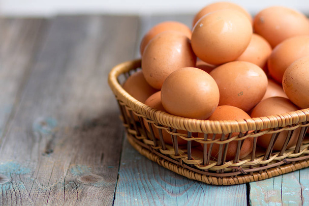Brown farmers cage-free chicken eggs in basket, close up - Fotoğraf, Görsel