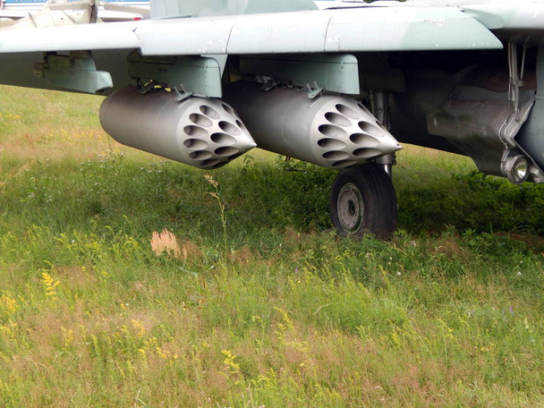 Οπλισμός αεροσκαφών και ελικοπτέρων ρουκέτες, βόμβες, κανόνια - Φωτογραφία, εικόνα