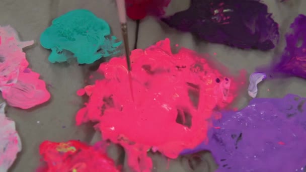 Művész van keverés különböző színeket a palettán - Felvétel, videó