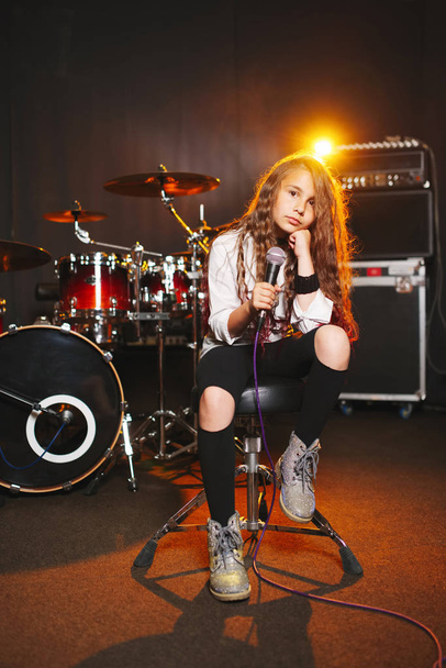 beautiful girl singing in recording studio - Fotografie, Obrázek