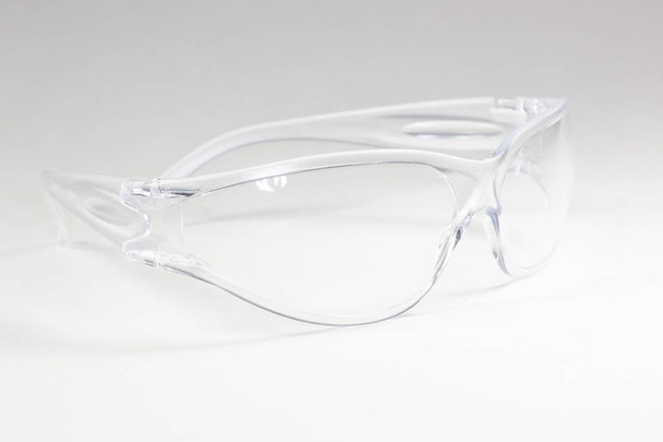 Veiligheidsbril op een witte tafel klaar voor gebruik - Foto, afbeelding