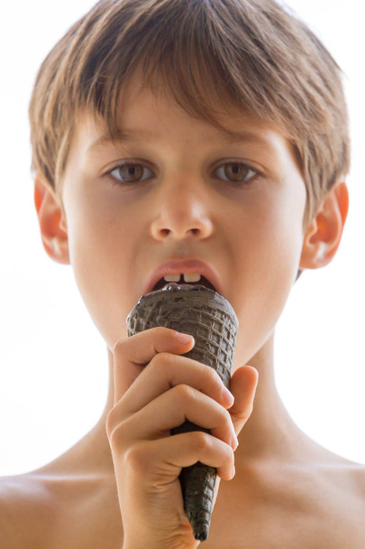 Дитячий хлопчик їсть чорне морозиво
 - Фото, зображення
