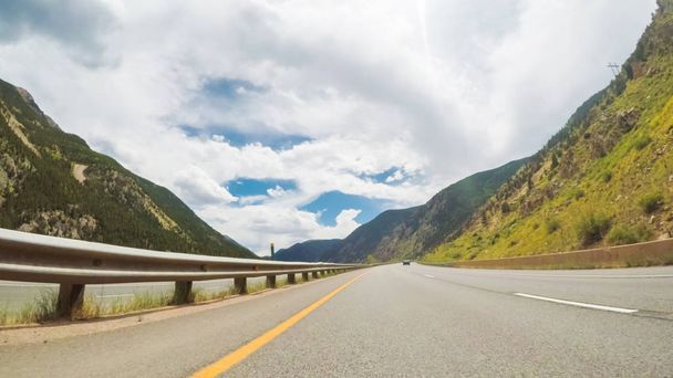 Conduire vers l'ouest à travers les montagnes sur l'autoroute inter-états I70
. - Photo, image